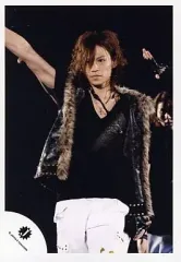 【中古】生写真(ジャニーズ) Kis-My-Ft2/千賀健永/ライブフォト・膝上・衣装黒、ファー・目線左下・両手上げ/公式生写真