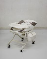 美品 ネムリラ AUTO SWING BE ココアブラウンBR コンビ 電動ハイローチェア 新生児OK 静かなスウィング クリーニング済み A588001t