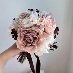 ショコラ&ピンクのラウンドブーケ　ウェディングブーケ　ブートニア付　アーティフィシャルフラワー　造花　桜　バラ　チョコレートコスモス