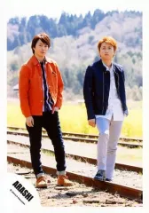 【中古】生写真(ジャニーズ) 嵐/大野智・櫻井翔/全身・衣装オレンジ黒白・左手ポケット・目線左・線路/「青空の下、キミのとなり」PV＆ジャケ/公式生写真