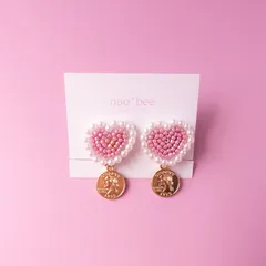 ハートのビーズ刺繍とゆらゆらコインチャームのイヤリング