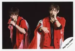【中古】生写真(ジャニーズ) Hey! Say! JUMP/知念侑李・山田涼介/ライブフォト・横型・上半身・衣装赤黒・左手マイク/公式生写真