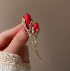 フラワー レッド エレガント ブローチ 花 キラキラ 蕾 つぼみ パーティー フォーマル カジュアル ギフト ペア 贈り物 贈りもの 新品