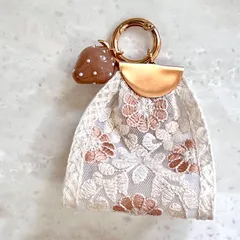 ホワイトレース　インド刺繍リボン　いちご　チャーム　キーホルダー
