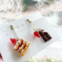 苺のミルフィーユとチョコレートのイヤリング