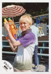 【中古】生写真(ジャニーズ) ジャニーズWEST/神山智洋/上半身・衣装紫白グレー・ストール・両手水鉄砲・体左向き・歯見せ・背景野外/『人生は素晴らしい』PV＆ジャケ写撮影/公式生写真