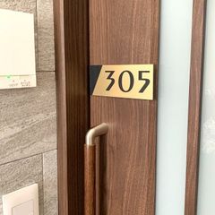 【送料無料】ルームナンバーサインGOLDカラー ［room-gold］部屋番号プレート ドアプレート 扉番号 ホテル ハウス番号 表札 標札