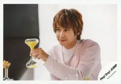 【中古】生写真(ジャニーズ) Hey! Say! JUMP/八乙女光/横型・バストアップ・座り・衣装ピンク・左手砂時計・体正面/17 夏 コンサートパンフ＆グッズ撮影オフショット/公式生写真