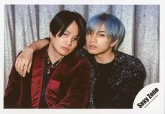 【中古】生写真(ジャニーズ) Sexy Zone/菊池風磨・中島健人/横型・上半身・衣装黒・赤紫・中島右手肩に回し・菊池顔右向き/アルバム「POP × STEP!?」MVオフショット/公式生写真