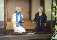 【中古】生写真(男性) 松井勇歩(亀甲貞宗)・梅津瑞樹(山姥切長義)/横型・全身・座り・内番衣装・キャラクターショット/舞台「『刀剣乱舞』綺伝 いくさ世の徒花」ランダムブロマイド