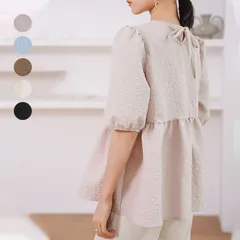 ブラウス レディース ラウンドネック ジャガード 半袖 五分袖 パフ袖 バルーン袖 エンボス 凸凹 膨れ バックリボン リボン ペプラム お洒落 可愛い フレア 体型カバー プルオーバー 20代 30代 40代 50代 ファッション shenshi30