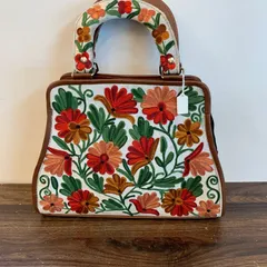 カシミールバック ハンドバッグ 鞄 手刺繍 ハンドメイド ショルダーバッグ 肩紐付き 牛皮 花柄 レザー ベロアコットン刺繍　1点もの ホワイト レディース