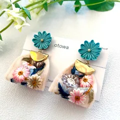 インド刺繍リボンとつまみ細工のイヤリング（ブルー）