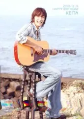 【中古】生写真(男性) w-inds./橘慶太/全身・ボーダー柄シャツ白.青・椅子に座り・ギター・｢2006.12.16 HAPPY BIRTHDAY KEITA｣/公式生写真