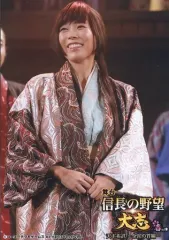 【中古】生写真(女性) でんぱ組.inc/成瀬瑛美(八重の方)/ライブフォト・膝上・着物水色・ピンク・茶・両手合わせ・目線左・歯見せ/「舞台 信長の野望・大志 -春の陣- 天下布武 ～金泥の首編～ 豪華版DVD-BOX」封入特典ブロマイド