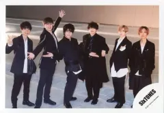 【中古】生写真(ジャニーズ) SixTONES/集合(6人)/横型・全身/アルバム「1ST」MV＆ジャケ写オフショット/公式生写真