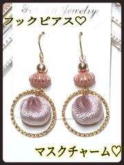 ピンクボールとゴールドフープのフックピアス　ハンドメイド　マスクチャーム