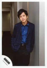 【中古】生写真(ジャニーズ) 嵐/二宮和也/膝上・衣装黒・青・右手ポケット・首傾げ・壁寄りかかり/「復活LOVE」PV＆ジャケ写撮影オフショット/公式生写真