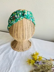 レトロな花柄のヘアバンド