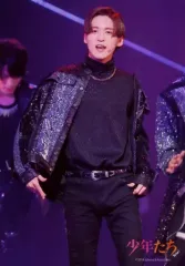 【中古】アイドル Snow Man/目黒蓮/ライブフォト・膝上・衣装黒・両手腰・口開き/「少年たち To be!」ステージフォト第2弾