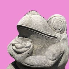 バリ島の石像。「プルメリアを捧げる カエル像」展示品 につき１点限り。＊店頭までご来店の上、現状でのお渡しが条件となります。
