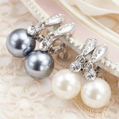 イヤリング レディース 12mm フェイクパール キュート クラシカルな印象に パーティ ホワイト ブラック ばね式イアリング 簡単装着 白 黒 メール便 送料無料 秋冬 大人気