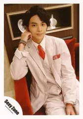 【中古】生写真(ジャニーズ) Sexy Zone/佐藤勝利/膝上・座り・衣装白・グレー・赤・右手頬・ソファ赤・背景茶色/Summer Paradise in TDC パンフ＆グッズ/公式生写真