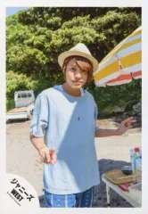 【中古】生写真(ジャニーズ) ジャニーズWEST/中間淳太/膝上・衣装水色・帽子・両手ピース・口閉じ・体右向き・背景野外/『人生は素晴らしい』PV＆ジャケ写撮影/公式生写真