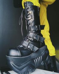 ヴェノムブーツ 牙モチーフ 厚底ブーツ ブラック - メルカリ