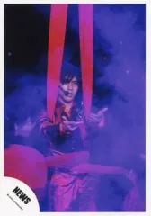 【中古】生写真(ジャニーズ) NEWS/錦戸亮/ライブフォト・膝上・衣装赤・両手前・布巻きつけ・背景煙/公式生写真