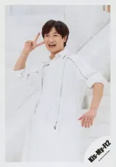 【中古】生写真(ジャニーズ) Kis-My-Ft2/宮田俊哉/膝上・衣装白・右手ピース・左手下・左向き・カメラ目線・背景白/シングル「君、僕。」MV＆ジャケ写オフショット/公式生写真 