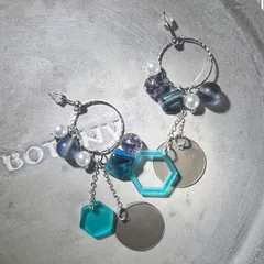 ターコイズシェルとPVCアシメピアス・イヤリング