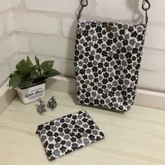 ❤️ SALE❣️小花が可愛いサコッシュバックとポーチ＊ラミネート＊ブラック＊