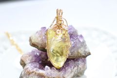 アンダラクリスタルのワイヤージュエリーネックレス✧セレスチャルイエロー/ペンダント