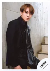 【中古】生写真(ジャニーズ) 7 MEN 侍/佐々木大光/膝上・衣装黒・右手下・壁に寄りかかり・階段/Johnnys’ ISLAND STORE グッズオフショット’20夏/公式生写真