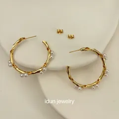 ゴールド ツイストデザイン フープピアス パール付き リング かわいい おしゃれ 18kコーティング ニッケルフリ 金属アレルギー対応 シンプル 大きめ