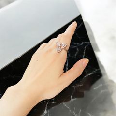 三枚花びらが輝く✨ビジューリング／ゴールド／フリーサイズ