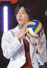 【中古】生写真(ジャニーズ) Hey! Say! JUMP/知念侑李/ライブフォト・衣装白赤・右手マイク・両手バレーボール・目線左・ワールドカップバレー2007/公式生写真