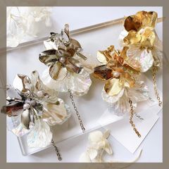 《304ステンレス 24KGP》ハンドメイドピアス 大ぶり メタルフラワー ウェディング オーロラ パール 花びら チェーン ゴールド シルバー アレルギー対応《イヤリング変更可能》
