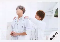 【中古】生写真(ジャニーズ) Kis-My-Ft2/北山宏光・藤ケ谷太輔/横型・上半身・衣装白・藤ケ谷両手組み・北山両手肩・背景白/シングル「君、僕。」MV＆ジャケ写オフショット/公式生写真 