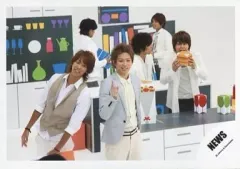 【中古】生写真(ジャニーズ) NEWS/集合(6人)/ライブフォト・横型・膝上・衣装ベージュ・グレー・白/公式生写真