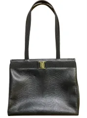 サルヴァトーレ・フェラガモ（Salvatore Ferragamo）ヴァラ（Vara）トートバッグ ヴァラ・リボン ブラック シンプル 高級感 オシャレ レストランやショッピングなどに持って行くと人とはまた違った高級感で差をつけられるバッグ N25J(T)43