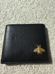 GUCCI グッチ 二つ折り財布 黒色 蜂デザイン 楽天市場】GUCCI グッチ小銭入れ付き2つ折り財布型押しブラック