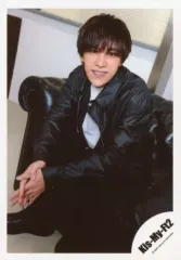 【中古】生写真(ジャニーズ) Kis-My-Ft2/千賀健永/全身・座り・衣装黒.白・両手重ね・左向き/「Kis-My-Ft2 LIVE TOUR 2020 To-y2」グッズオフショット/公式生写真