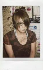 【中古】生写真(男性) DIV/satoshi/バストアップ・衣装茶色・眼鏡・右向き・両手下げ/生チェキ