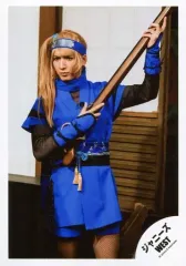 【中古】生写真(ジャニーズ) ジャニーズWEST/藤井流星/膝上・衣装青・両手で火縄銃持つ/アルバム「WESTival」ジャケ写撮影＆グッズ撮影オフショット/公式生写真