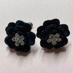 フラワー イヤリング 黒 おしゃれ 可愛い