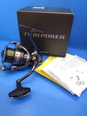 未使用品　シマノ　24ツインパワー　Ｃ3000ＭＨＧ　スピニング　極美品　人気モデル　　(03)