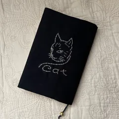 ハンドメイドのブックカバー、文庫本サイズ　黒刺繍　ネコ
