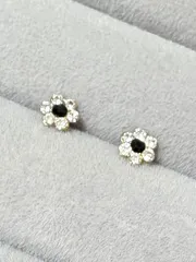 小ぶり　18金ポスト 小花フラワーピアス（クリスタル×ブラック）K18 日本製　刻印有り　つけっぱなし
